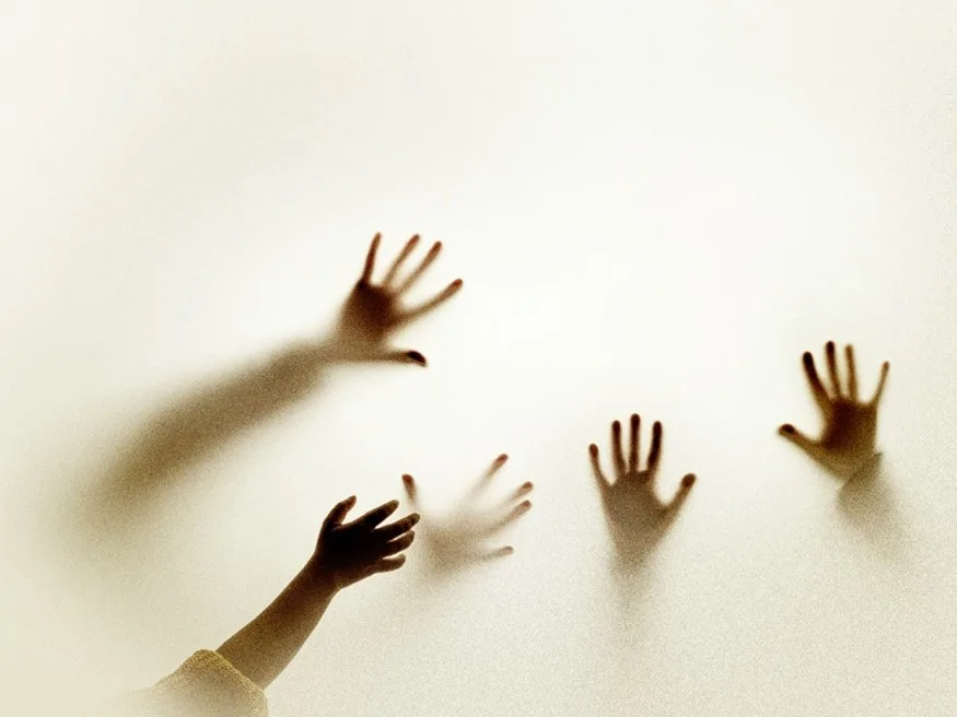 Schattenhände an Wand in kreativem Lichtspiel.