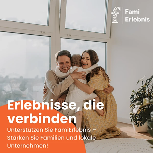 Familie umarmt sich vor einem Fenster zuhause.