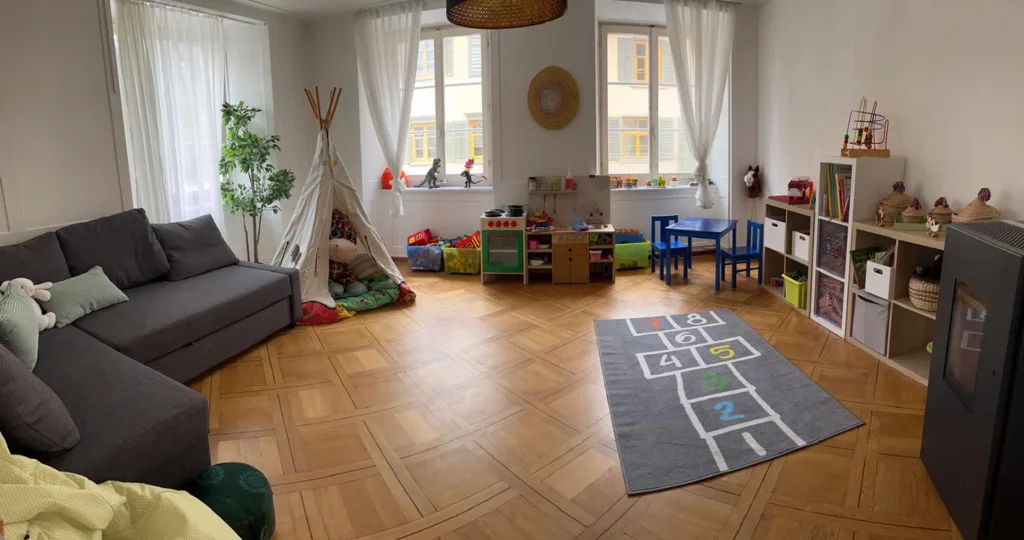 Gemütliches Spielzimmer mit Sofa und Spielzeugregalen