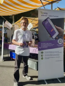Mann präsentiert App bei einer Messe.