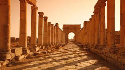 Alte römische Säulen bei Sonnenuntergang in Jerash, Jordanien.
