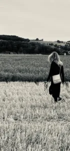 Person wandert durch ein Feld in der Natur.