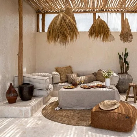 Gemütliche Terrasse mit Sofas und natürlicher Dekoration