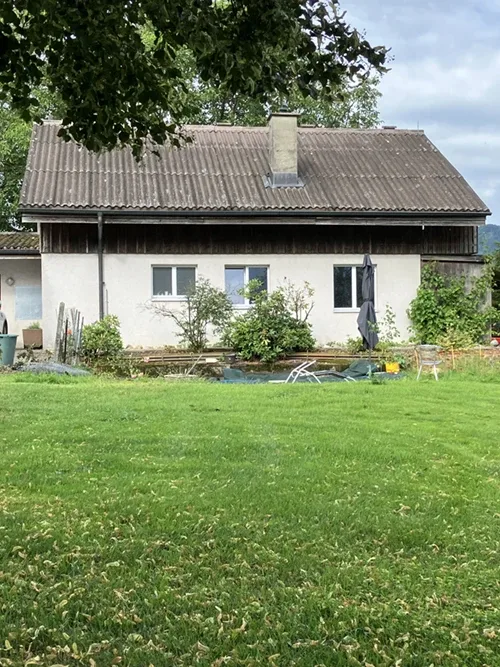 Einfamilienhaus mit Garten im Sommer
